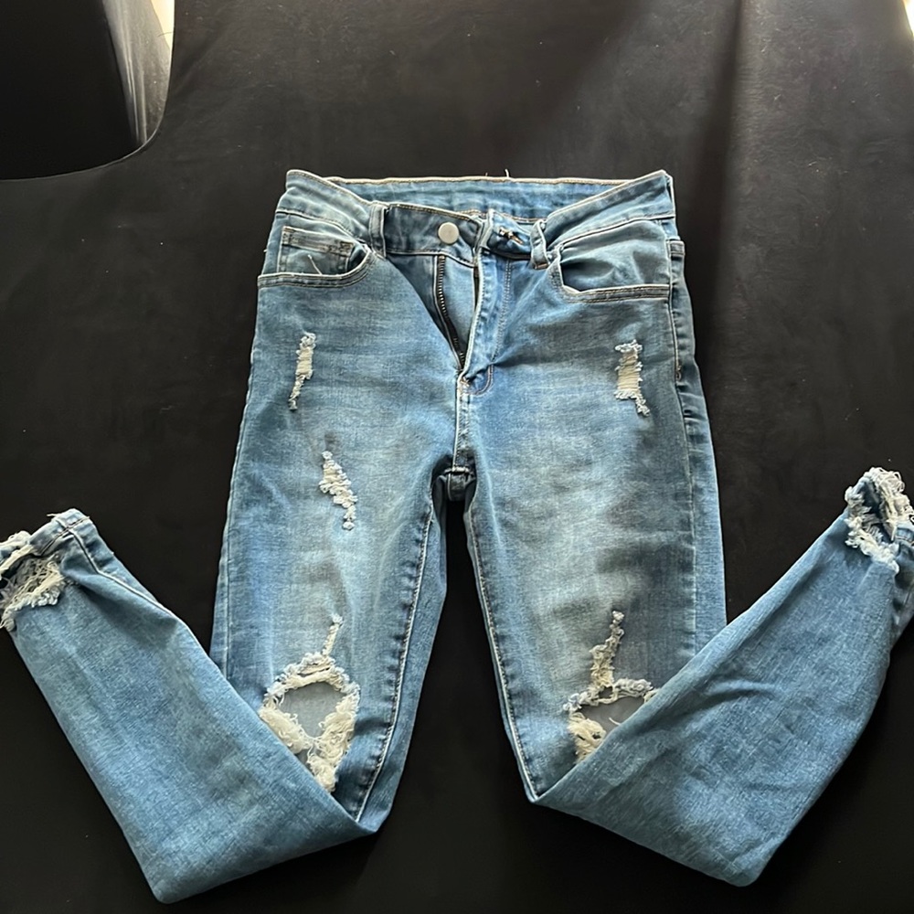 RIPPED SKINNY JEANS